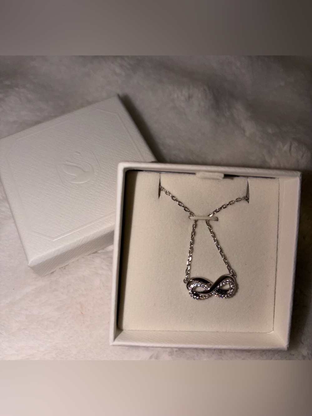 💎 Swarovski Hyperbola Infinity Pendant Necklace – Silver